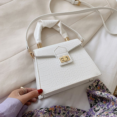 Modern női táska két füllel és fém rögzítéssel