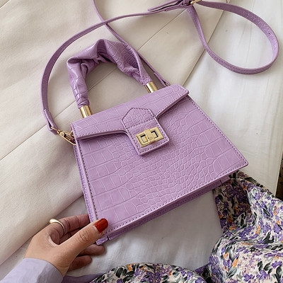 Modern női táska két füllel és fém rögzítéssel