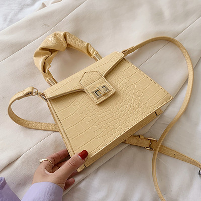 Modern női táska két füllel és fém rögzítéssel