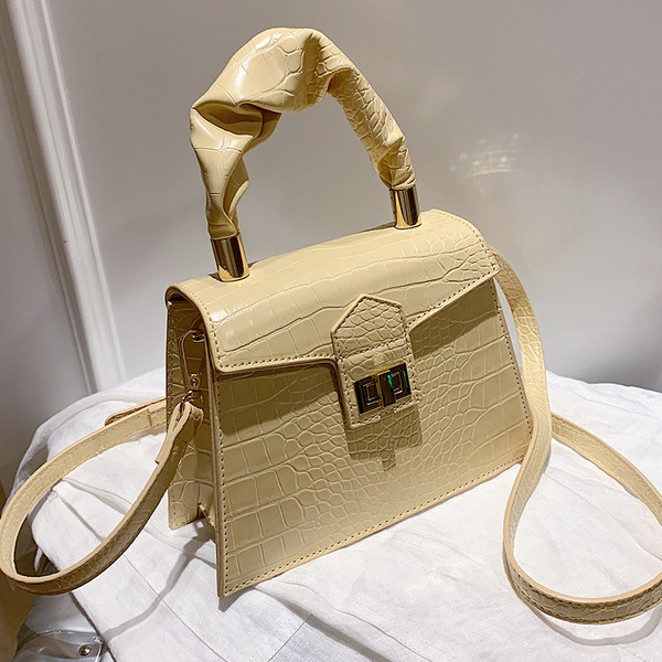 Modern női táska két füllel és fém rögzítéssel