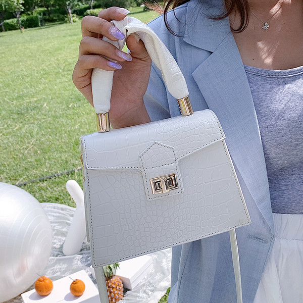 Modern női táska két füllel és fém rögzítéssel