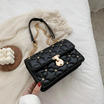 Stílusos kézitáska fém díszítéssel és hosszú fogantyúval