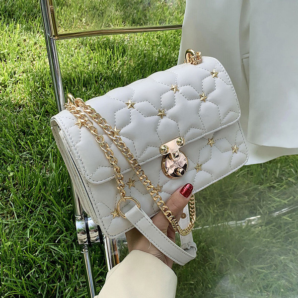 Stílusos kézitáska fém díszítéssel és hosszú fogantyúval