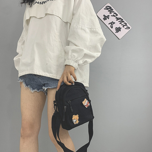 Mitmes värvitoonis aplikatsiooniga naiste tekstiilist kott