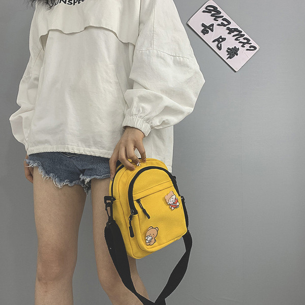 Mitmes värvitoonis aplikatsiooniga naiste tekstiilist kott