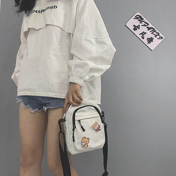 Mitmes värvitoonis aplikatsiooniga naiste tekstiilist kott