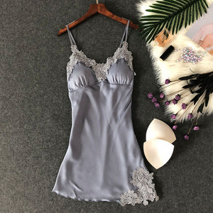 Moderna satenska spavaćica s čipkom i podstavom