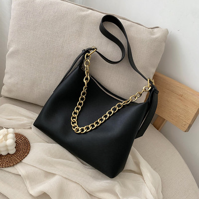 Σύγχρονη γυναικεία τσάντα από οικολογικό δέρμα με μεταλλική αλυσίδα