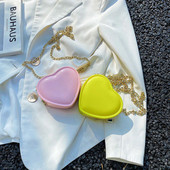 Modern női táska szív alakú fémlánccal