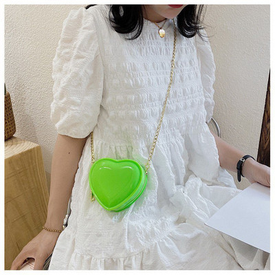 Modern női táska szív alakú fémlánccal