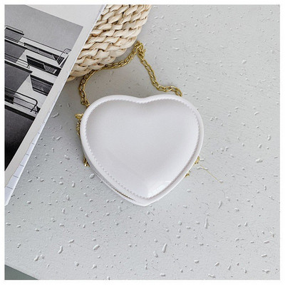 Modern női táska szív alakú fémlánccal