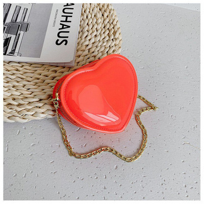 Modern női táska szív alakú fémlánccal