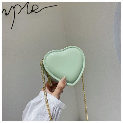 Modern női táska szív alakú fémlánccal