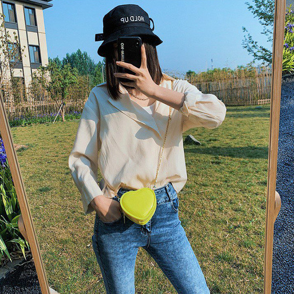 Modern női táska szív alakú fémlánccal