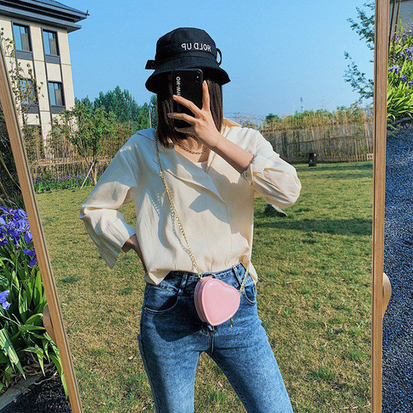 Modern női táska szív alakú fémlánccal