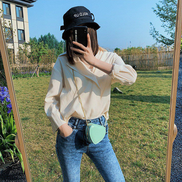 Modern női táska szív alakú fémlánccal