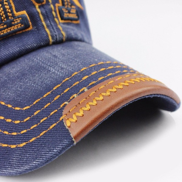 Įprasta vyriška kepurė su skydeliu ir siuvinėjimu