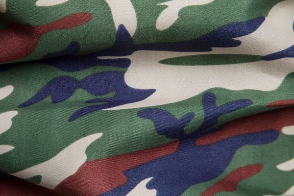 Modern férfi ing klasszikus gallérral, hosszú ujjal és terepszínűvel