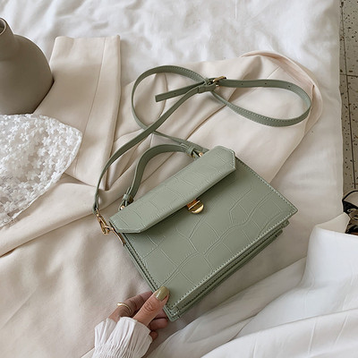 Stiilne kahe sanga ja metallist kinnitusega naistekott