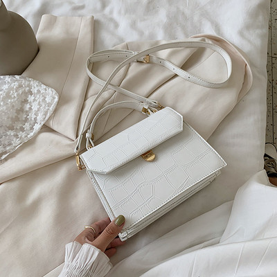 Stiilne kahe sanga ja metallist kinnitusega naistekott