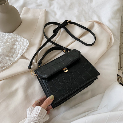 Stiilne kahe sanga ja metallist kinnitusega naistekott