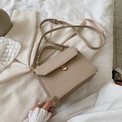 Stiilne kahe sanga ja metallist kinnitusega naistekott