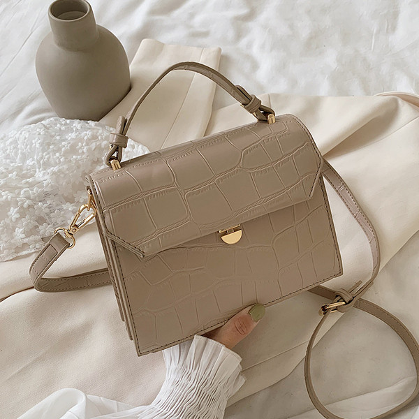 Stiilne kahe sanga ja metallist kinnitusega naistekott