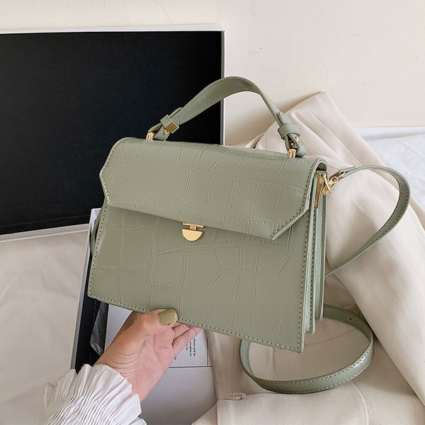 Stiilne kahe sanga ja metallist kinnitusega naistekott