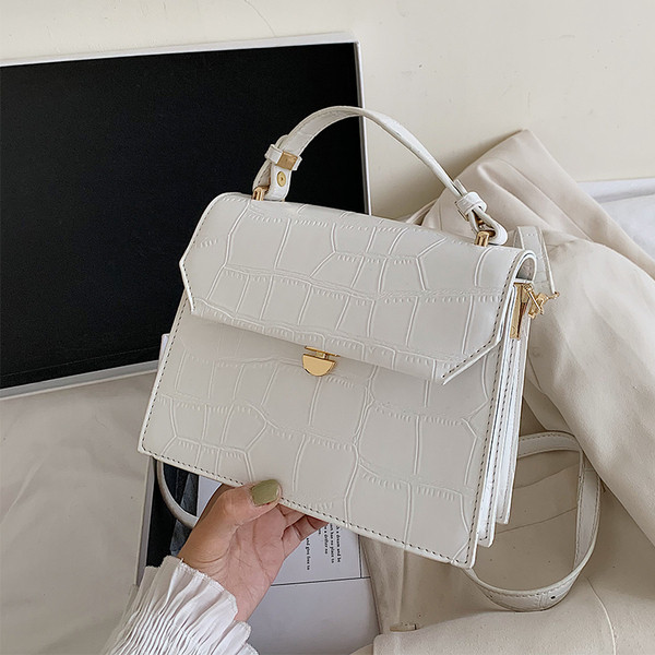 Stiilne kahe sanga ja metallist kinnitusega naistekott