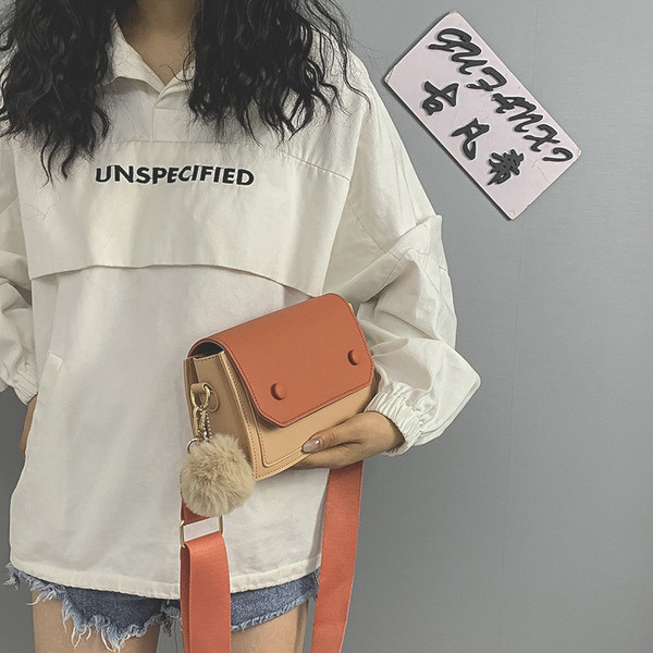 Öko bőrből készült női táska pehellyel és hosszú füllel