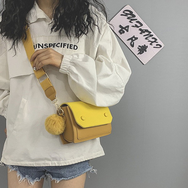 Öko bőrből készült női táska pehellyel és hosszú füllel