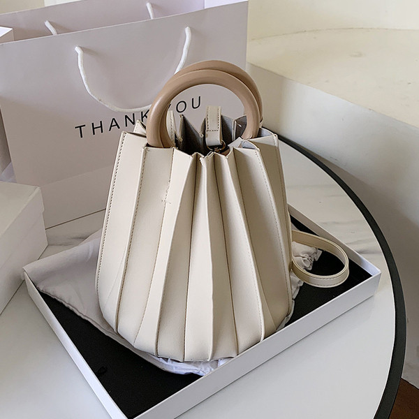 Eko bőrből készült modern női táska, rövid, kerek fogantyúval