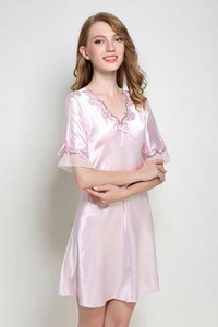 Női szatén hálóing csipkével és rövid ujjú