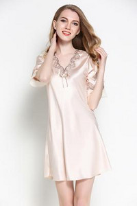 Női szatén hálóing csipkével és rövid ujjú