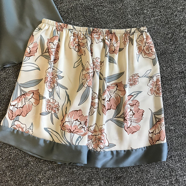 Γυναικεία  πιτζάμα σε δύο μέρη με λουλουδάτο μοτίβο