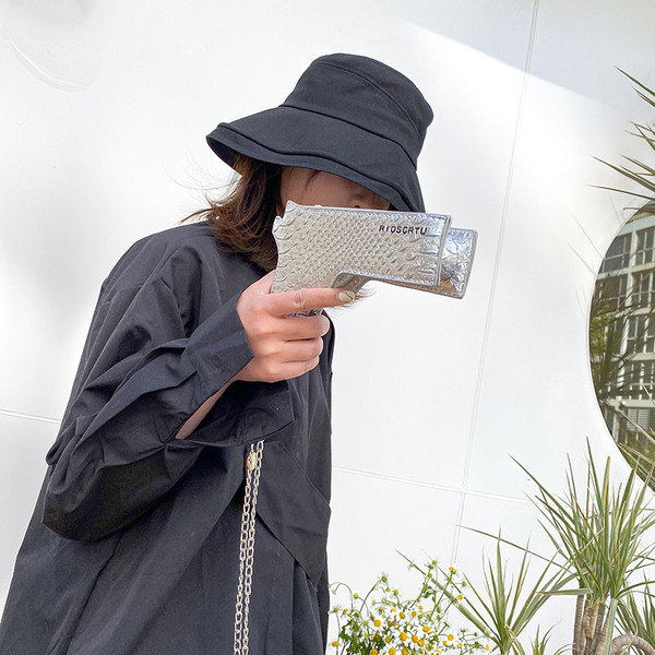 Modern női táska pisztoly alakú fémlánccal