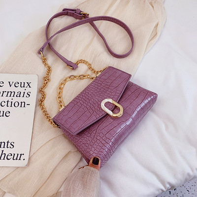 Modern női táska ökobőrből és fémláncból