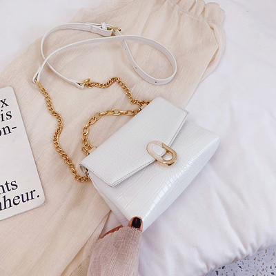 Modern női táska ökobőrből és fémláncból