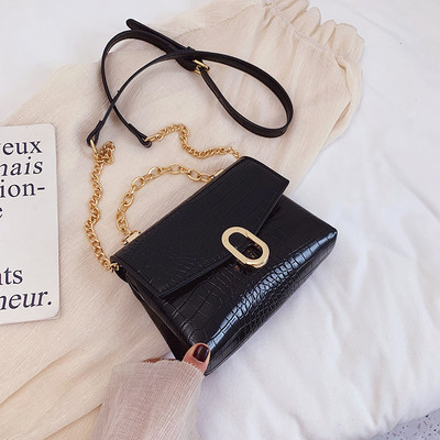 Modern női táska ökobőrből és fémláncból