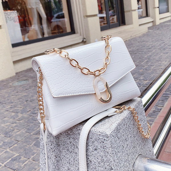 Modern női táska ökobőrből és fémláncból