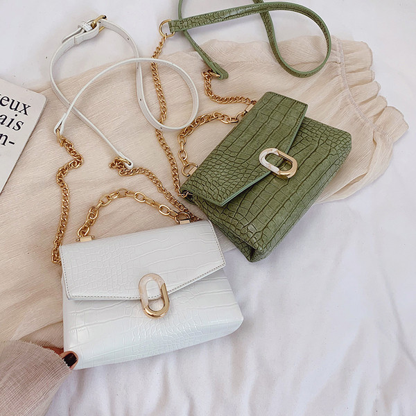 Modern női táska ökobőrből és fémláncból