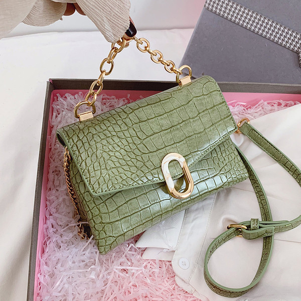 Modern női táska ökobőrből és fémláncból