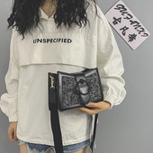 Női táska textil fogantyúval és fém elemmel