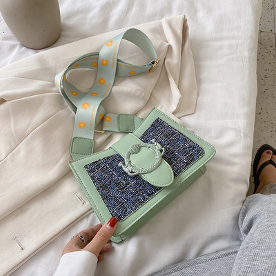 Női táska textil fogantyúval és fém elemmel