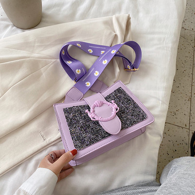 Női táska textil fogantyúval és fém elemmel