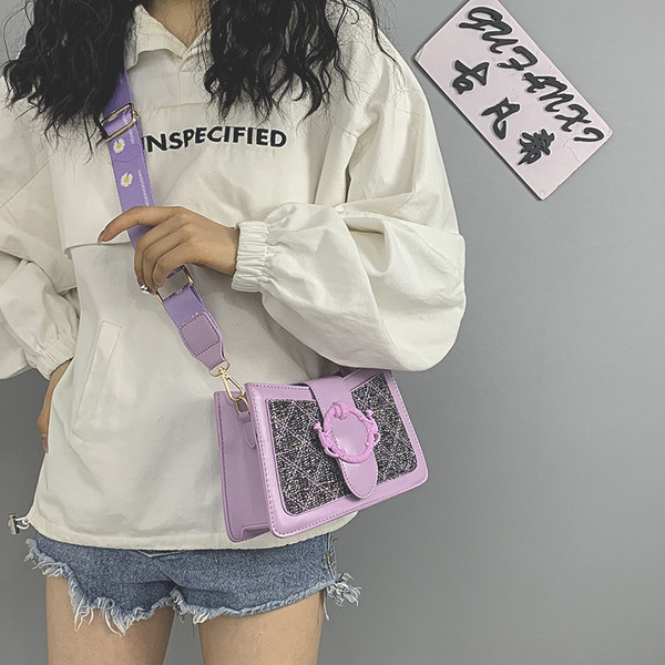 Női táska textil fogantyúval és fém elemmel