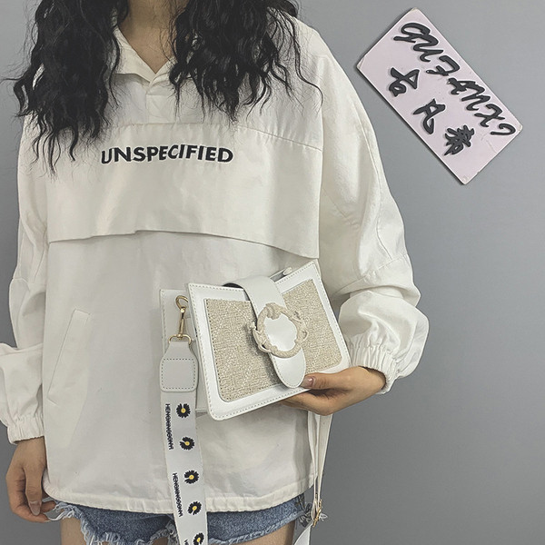 Női táska textil fogantyúval és fém elemmel