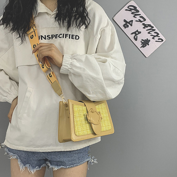 Női táska textil fogantyúval és fém elemmel