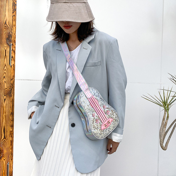 Σύγχρονη γυναικεία τσάντα με γυαλιστερή επίδραση σε ροζ και ασημί χρώμα