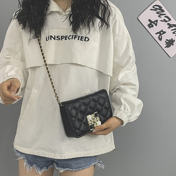 Modern női táska fém fogantyúval és kövekkel